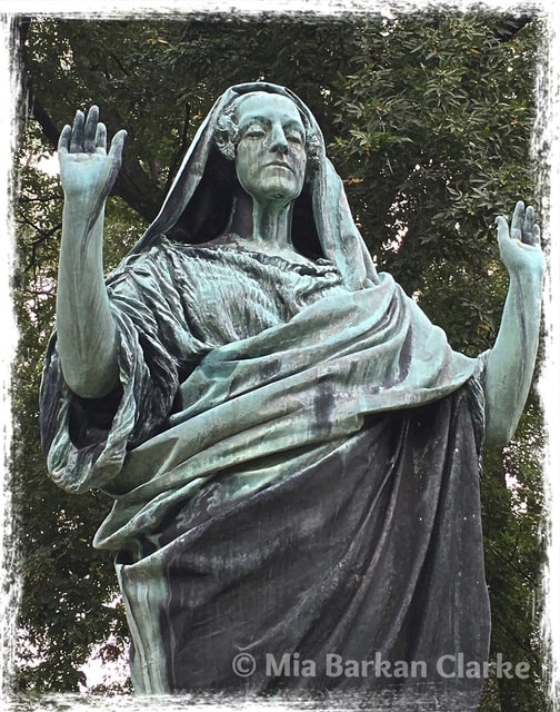 Crone Grave Statue